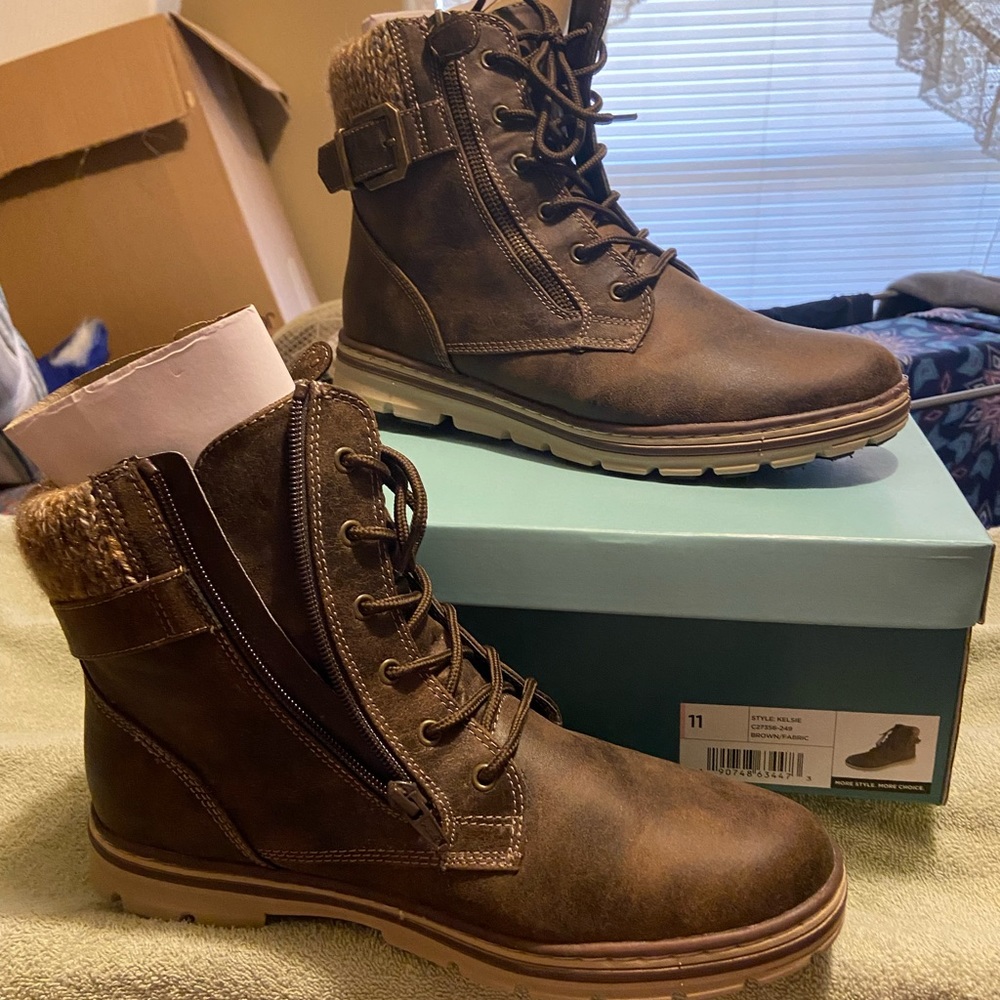 New never worn boots
